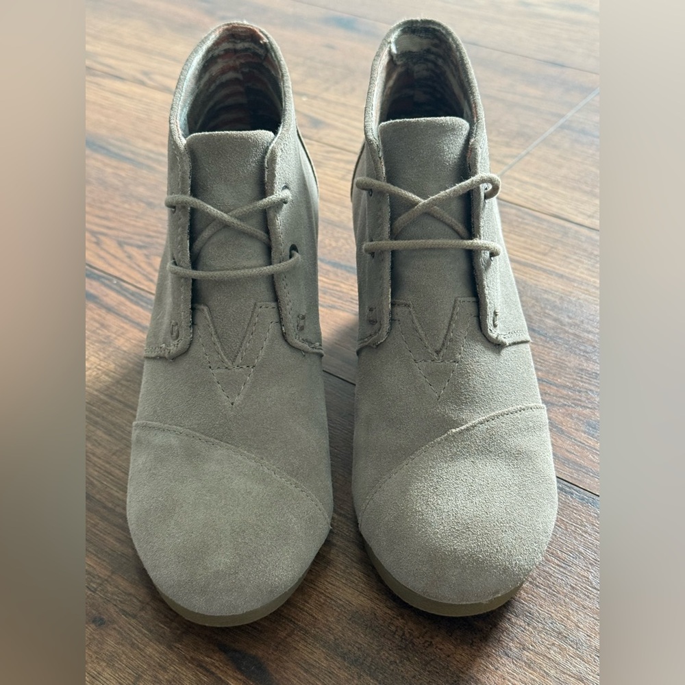 Like new Toms tan suede boots